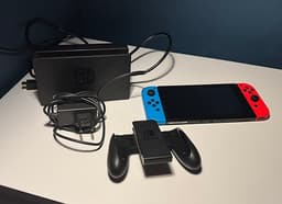 Nintendo Switch spelkonsol neon röd/blå med docka och handkontrollhållare