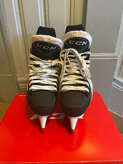 CCM Tacks ishockeyskridskor barn storlek 33 svart
