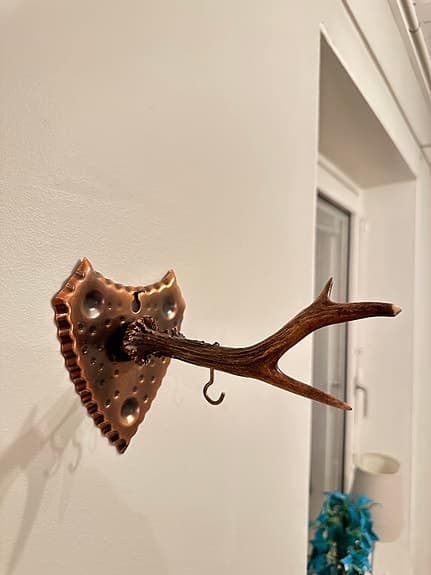 Väggkrok med hjorthorn och kopparplatta – rustik väggdekoration