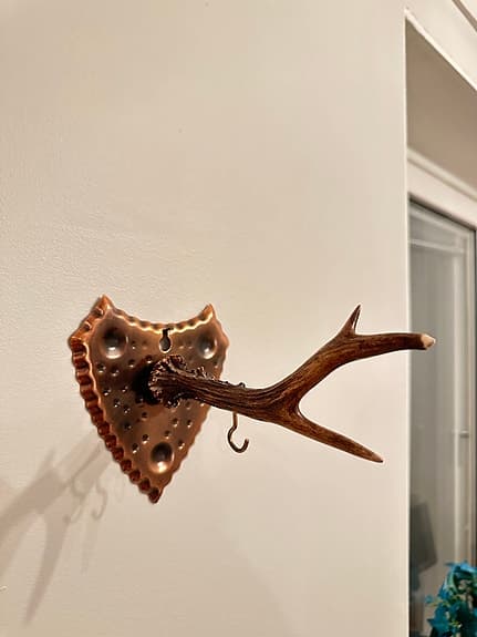 Väggkrok med hjorthorn och kopparplatta – rustik väggdekoration