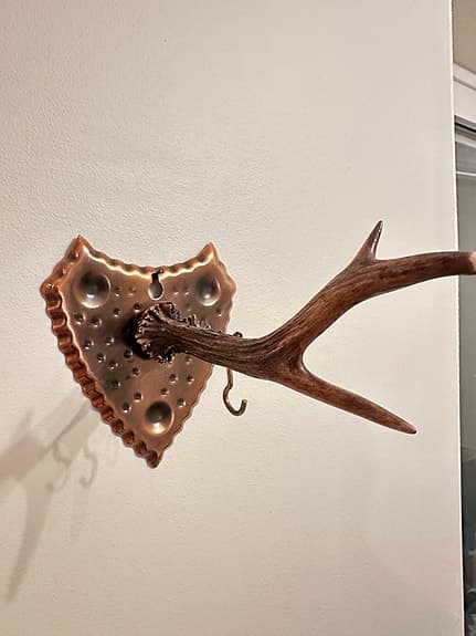 Väggkrok med hjorthorn och kopparplatta – rustik väggdekoration