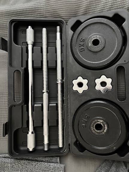 Hantelset med vikter och stång i väska