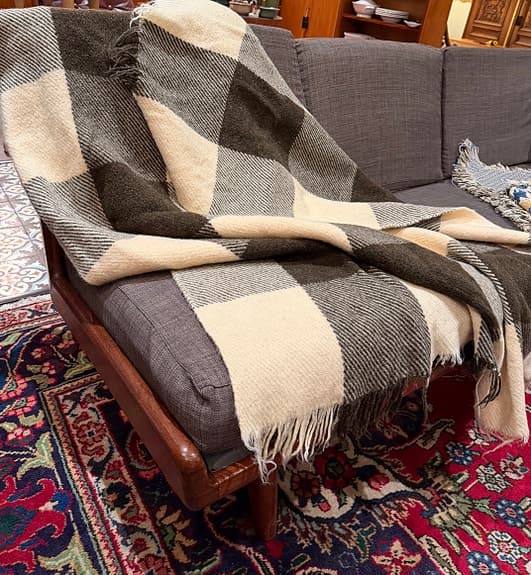 Pläd/ filt rutmönstrad i ull