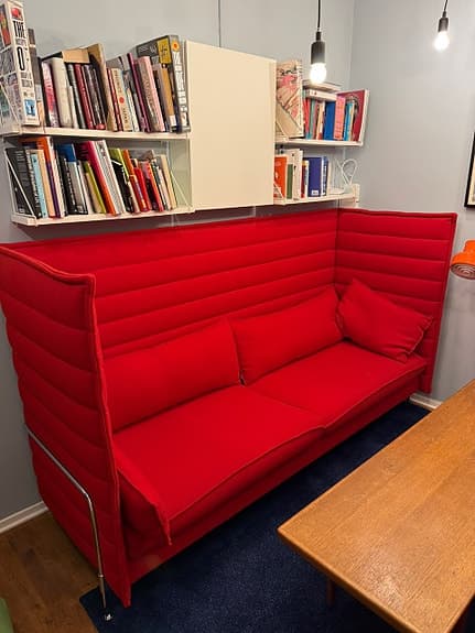 2st Vitra Alcove soffa röd tyg