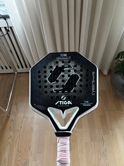 Stiga Cybershape padelracket 18K kolfiber svart