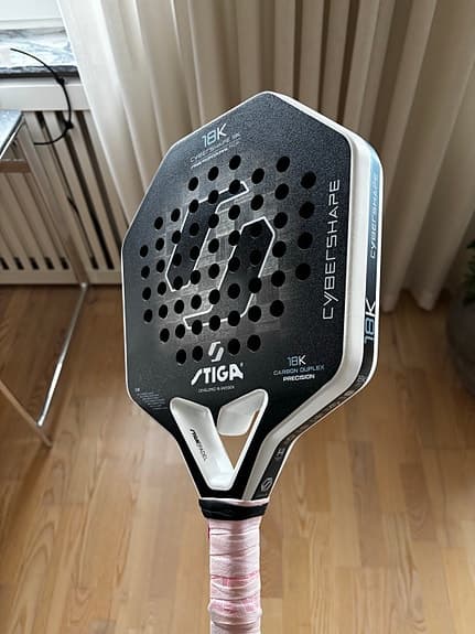 Stiga Cybershape padelracket 18K kolfiber svart