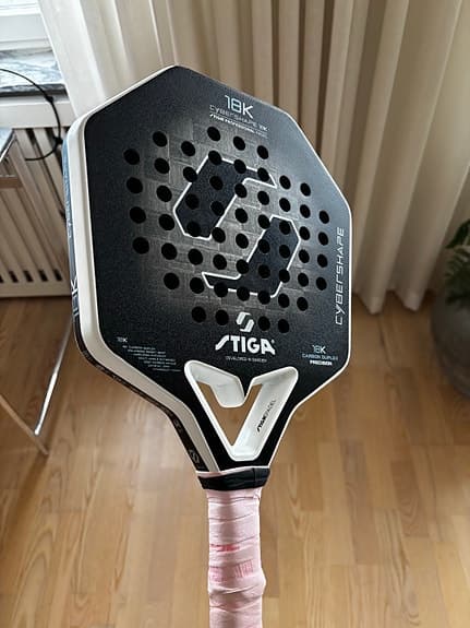 Stiga Cybershape padelracket 18K kolfiber svart