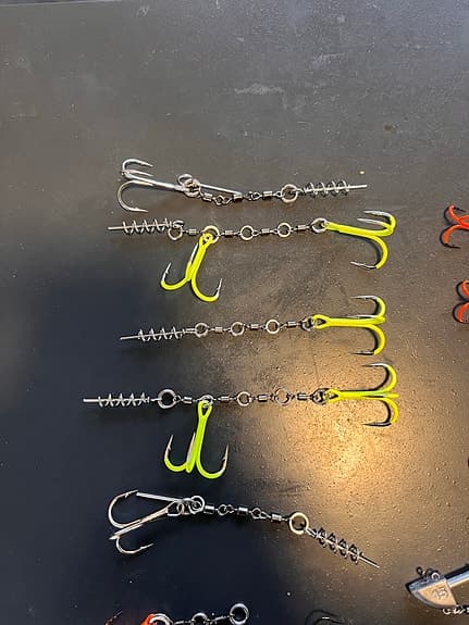 Fiskekrokar och stingers blandade storlekar gul orange