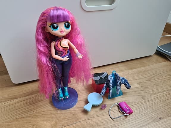L.O.L. Surprise docka med tillbehör rosa hår