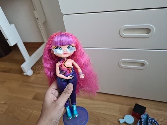 L.O.L. Surprise docka med tillbehör rosa hår