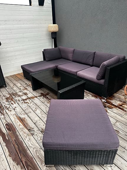 Soffa med 2 pallar och bord svart konstrotting