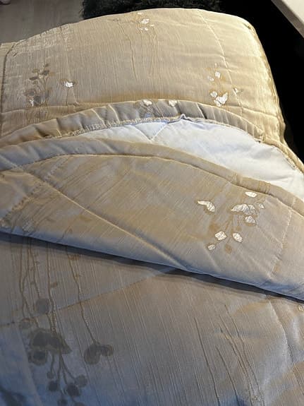 Säng överkast till dubbelsäng i beige