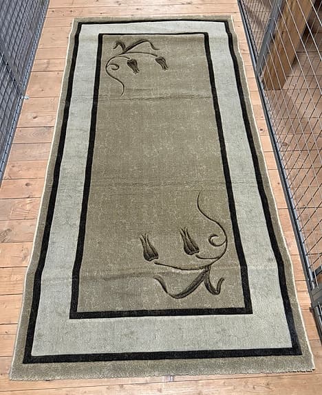 Beige mattor med löpare grön mönster