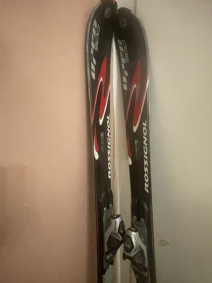 Rossignol alpinskidor med bindningar svart/röd