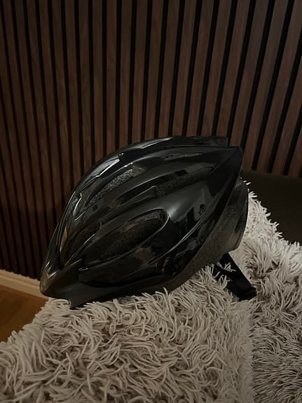 Svart hjälm från Biltema