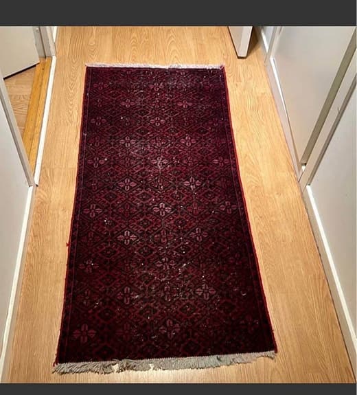 Handknuten röd matta