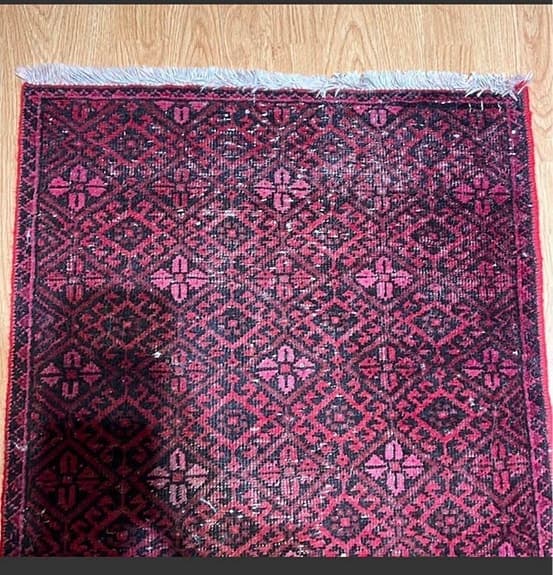 Handknuten röd matta