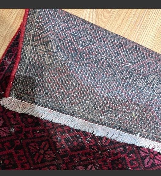 Handknuten röd matta