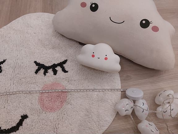 Moln barnrums inredning matta kudde nattlampa