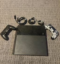 Sony Playstation 4 spelkonsol med två handkontroller svart och kamouflage