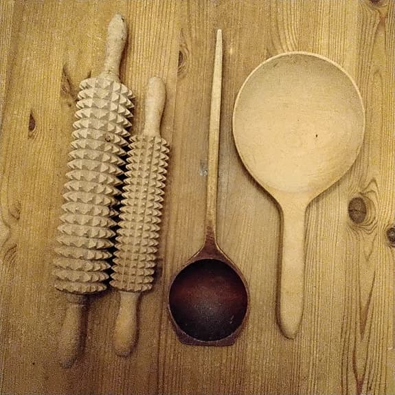 Kruskavlar, en stor och en liten samt slevar i trä, en stor och en lite större