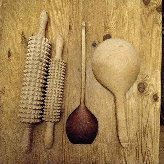 Kruskavlar, en stor och en liten samt slevar i trä, en stor och en lite större