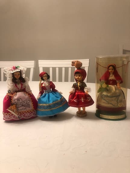 Ny Oanv 4st DOCKOR i traditionella folkdräkter