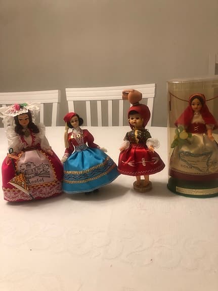 Ny Oanv 4st DOCKOR i traditionella folkdräkter