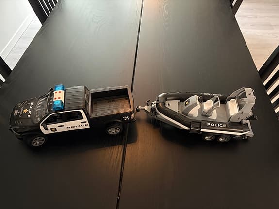 Bruder polisbil med båt leksaksfordon svart vit