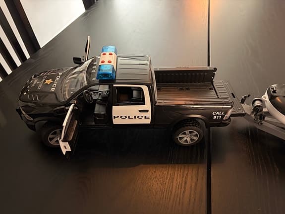 Bruder polisbil med båt leksaksfordon svart vit