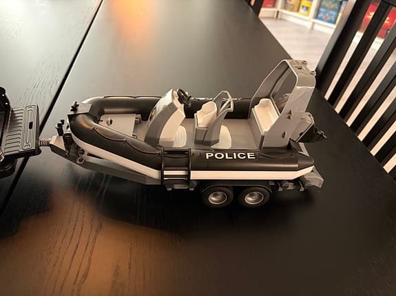 Bruder polisbil med båt leksaksfordon svart vit