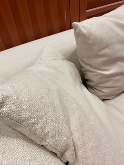 Tre sitts soffa med beige färg. Som ny !