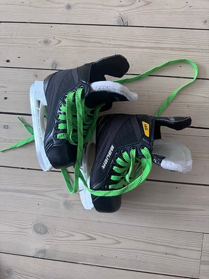 Bauer ishockeyskridskor barn storlek 28 svart med gröna snören