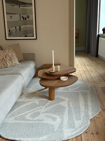 Zuiver ull-matta i oregelbunden form. Ljusbeige