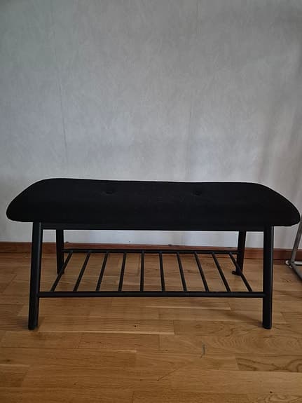 Jysk bänk med tygsits och trähylla svart