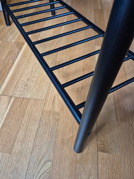 Jysk bänk med tygsits och trähylla svart