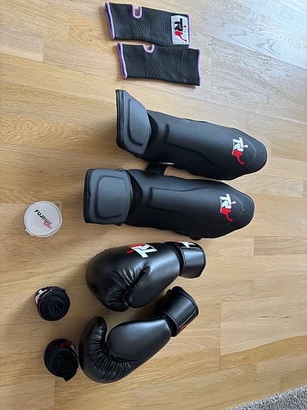 Kickboxing , thaiboxning, kampsport start kit. Handskar, benskydd, lindor.