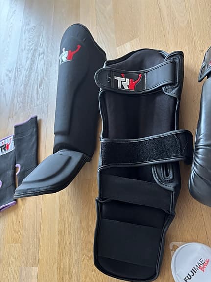 Kickboxing , thaiboxning, kampsport start kit. Handskar, benskydd, lindor.