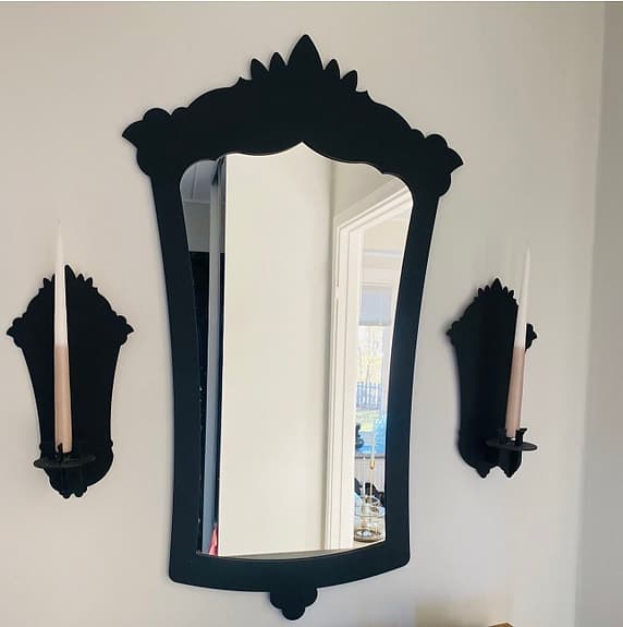 Fin spegel med lampetter från Gallery Pascale