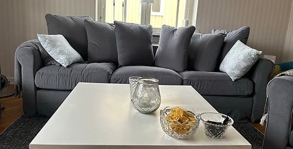 Stilren soffgrupp- soffa, fåtölj och fotpall i mycket fint skick