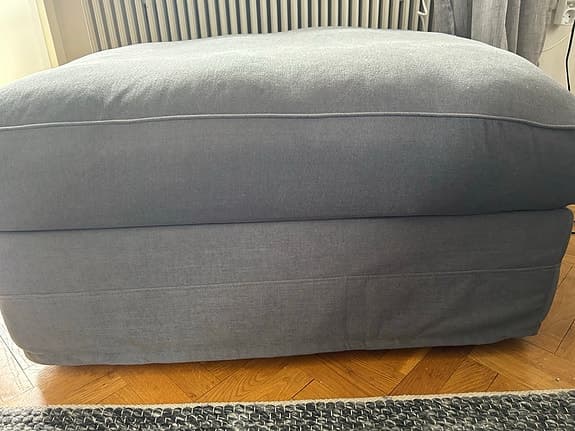 Stilren soffgrupp- soffa, fåtölj och fotpall i mycket fint skick