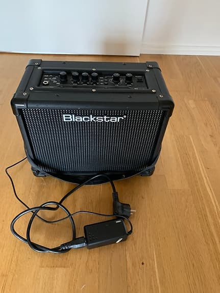 Förstärkare, audiobox, mikrofon med stativ. Finns i centrala Vaxholm.