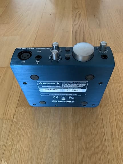 Förstärkare, audiobox, mikrofon med stativ. Finns i centrala Vaxholm.