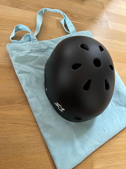 Hjälm certifierad 55cm med vaddering för mindre huvudet