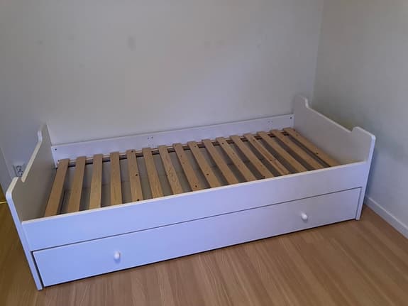 Säng MIO SNOW 90x200 vit med låda för förvaring eller extrasäng