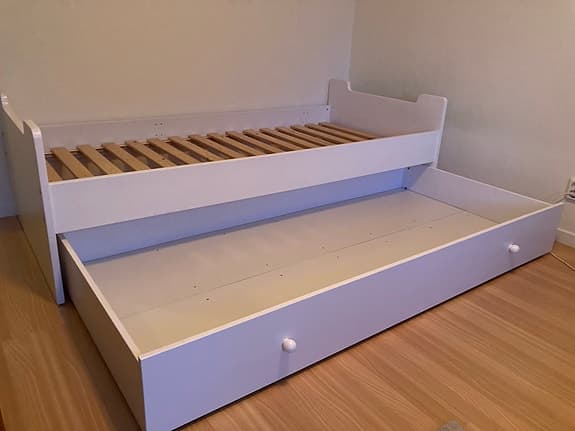 Säng MIO SNOW 90x200 vit med låda för förvaring eller extrasäng