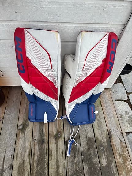 CCM målvaktsbenskydd ishockey röd vit blå