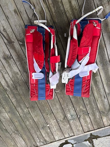 CCM målvaktsbenskydd ishockey röd vit blå