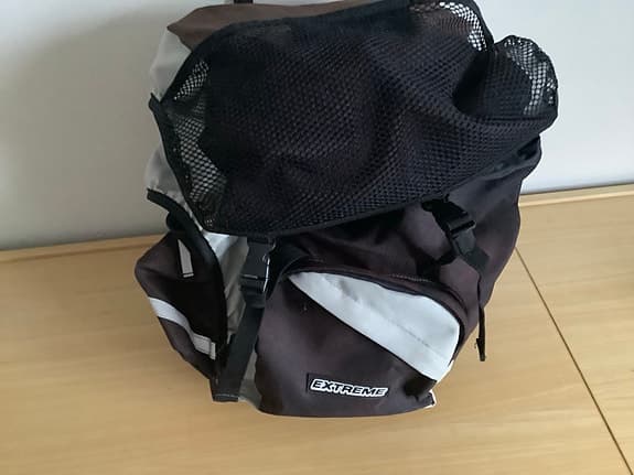 Cykelväska med regnskydd svart och grå.