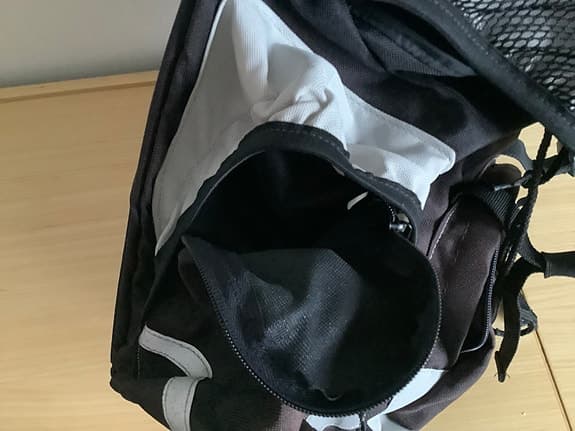 Cykelväska med regnskydd svart och grå.